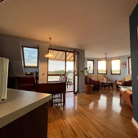 شقة Thermae Heritage Penthouse With Garage فارنا